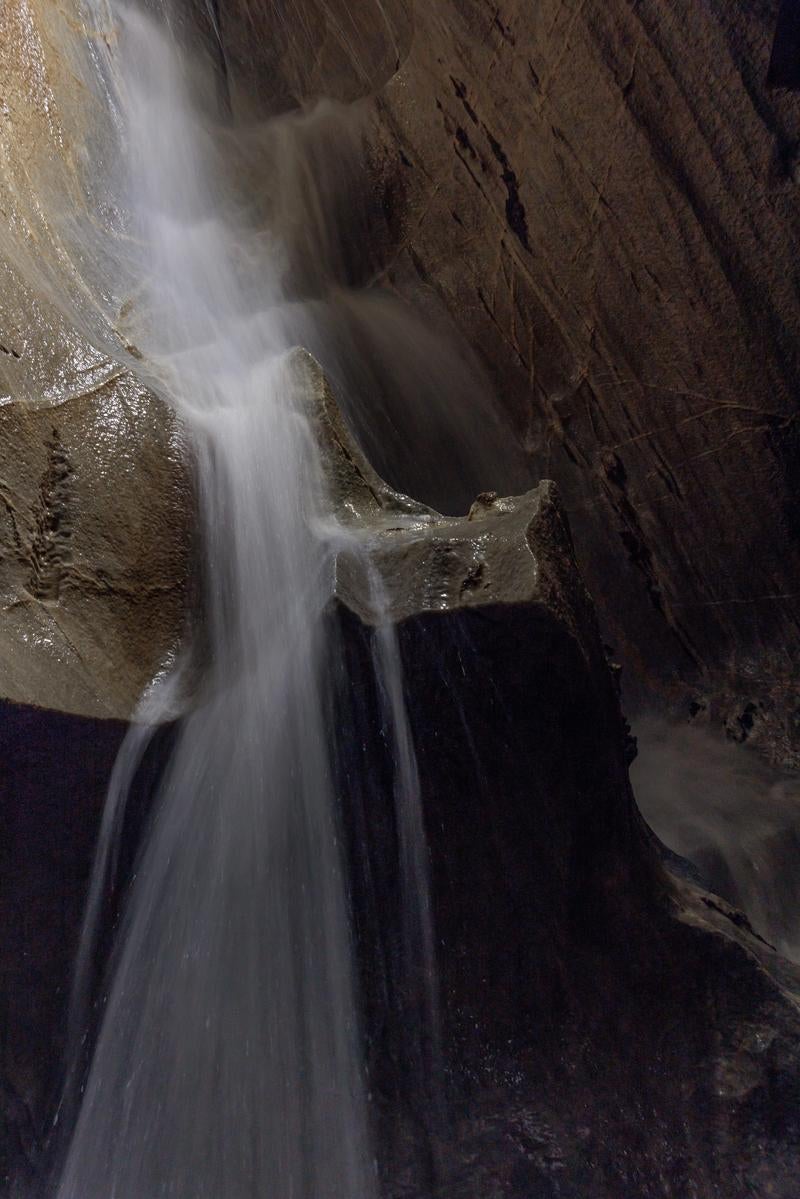入水鍾乳洞の水しぶき photo