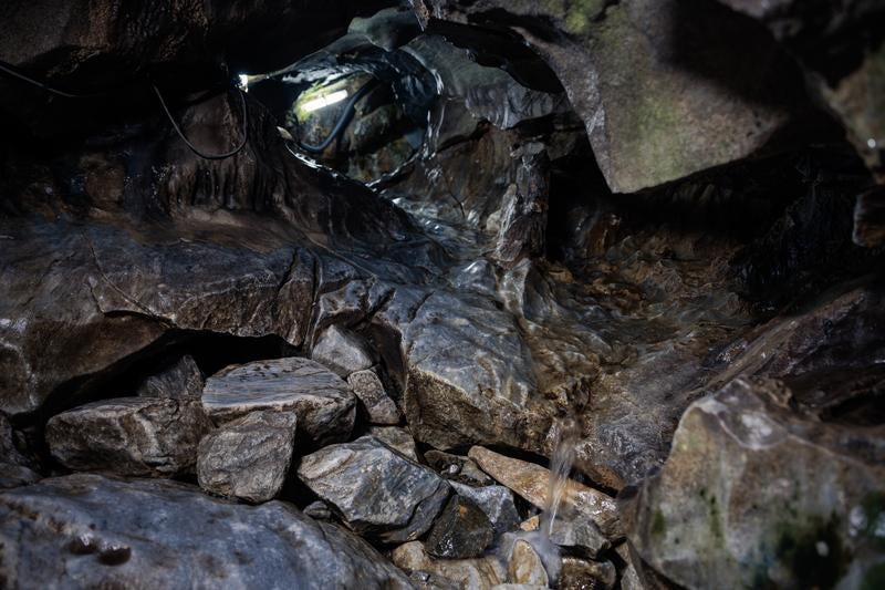 入水鍾乳洞の岩肌に流れる地下水と洞内の風景