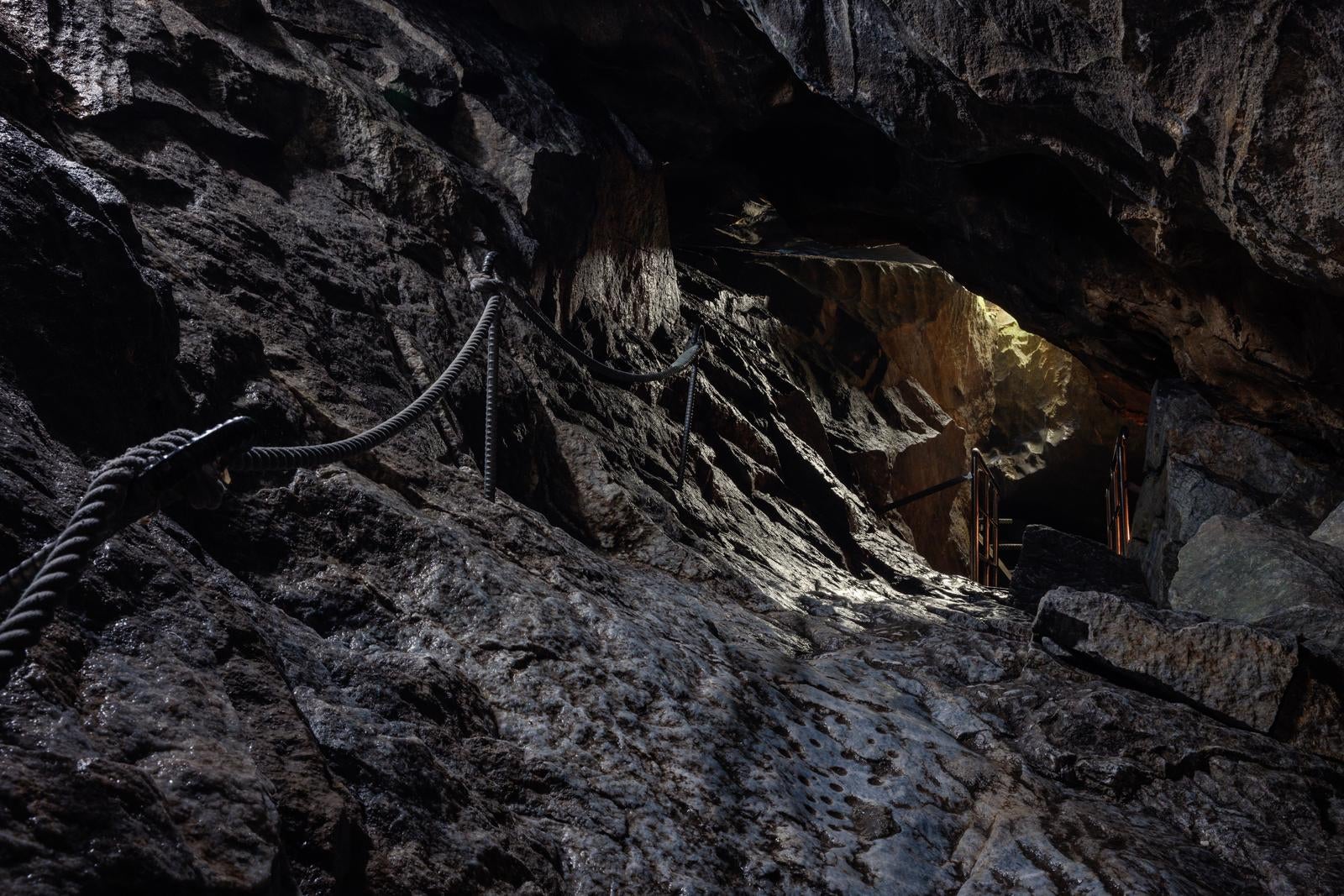 「岩肌が映し出す入水鍾乳洞の洞内通路」の写真