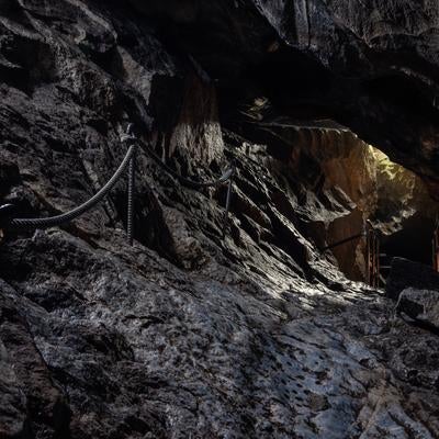 岩肌が映し出す入水鍾乳洞の洞内通路の写真