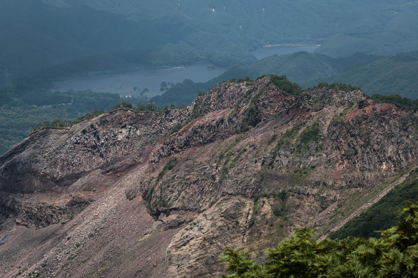 「猪苗代登山口からの眺望と磐梯山の稜線」の写真