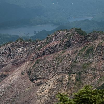 猪苗代登山口からの眺望と磐梯山の稜線の写真