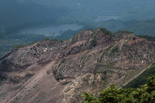 猪苗代登山口からの眺望と磐梯山の稜線