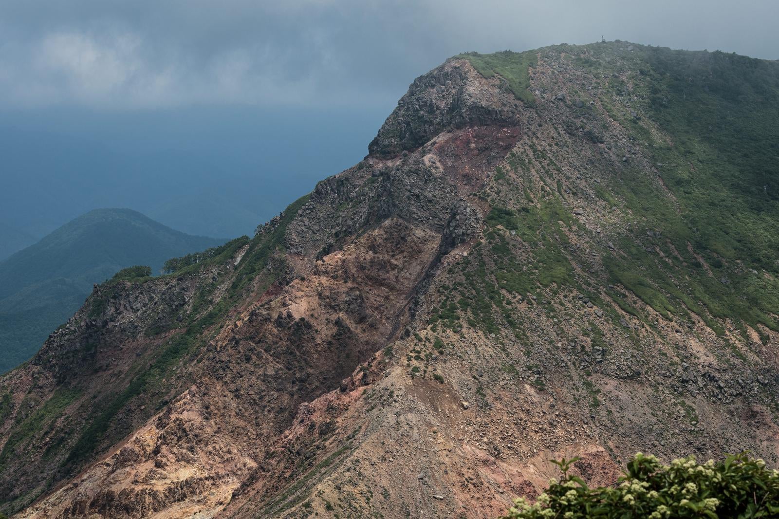 「猪苗代登山口から稜線と山肌」の写真
