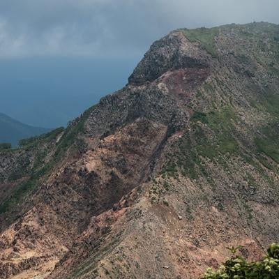 猪苗代登山口から稜線と山肌の写真