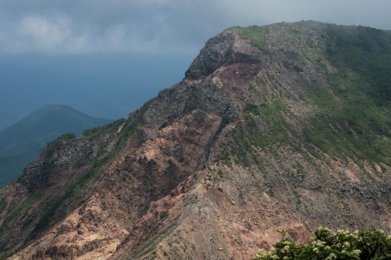 猪苗代登山口から稜線と山肌の写真