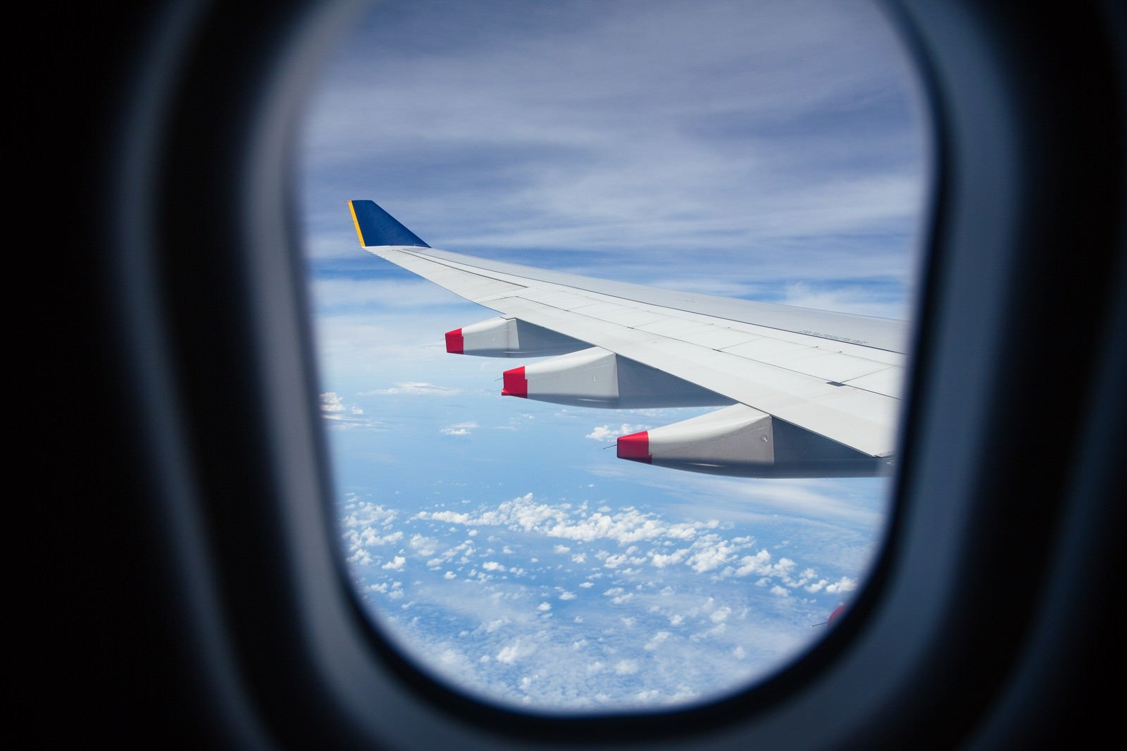 「旅客機の窓から見える翼」の写真