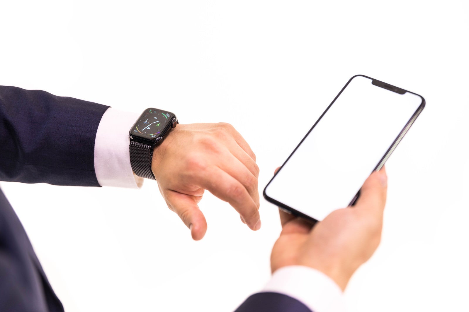 「Apple Watch Series 4 と iPhone XS を使う手元」の写真