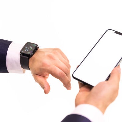 Apple Watch Series 4 と iPhone XS を使う手元の写真