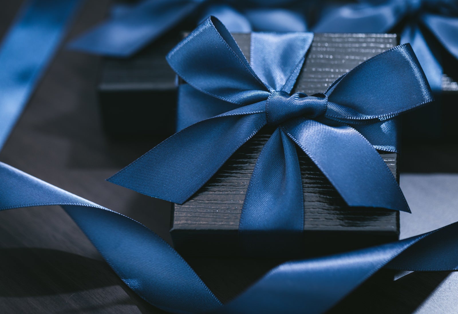 「青いリボンで封がされたプレゼント」の写真