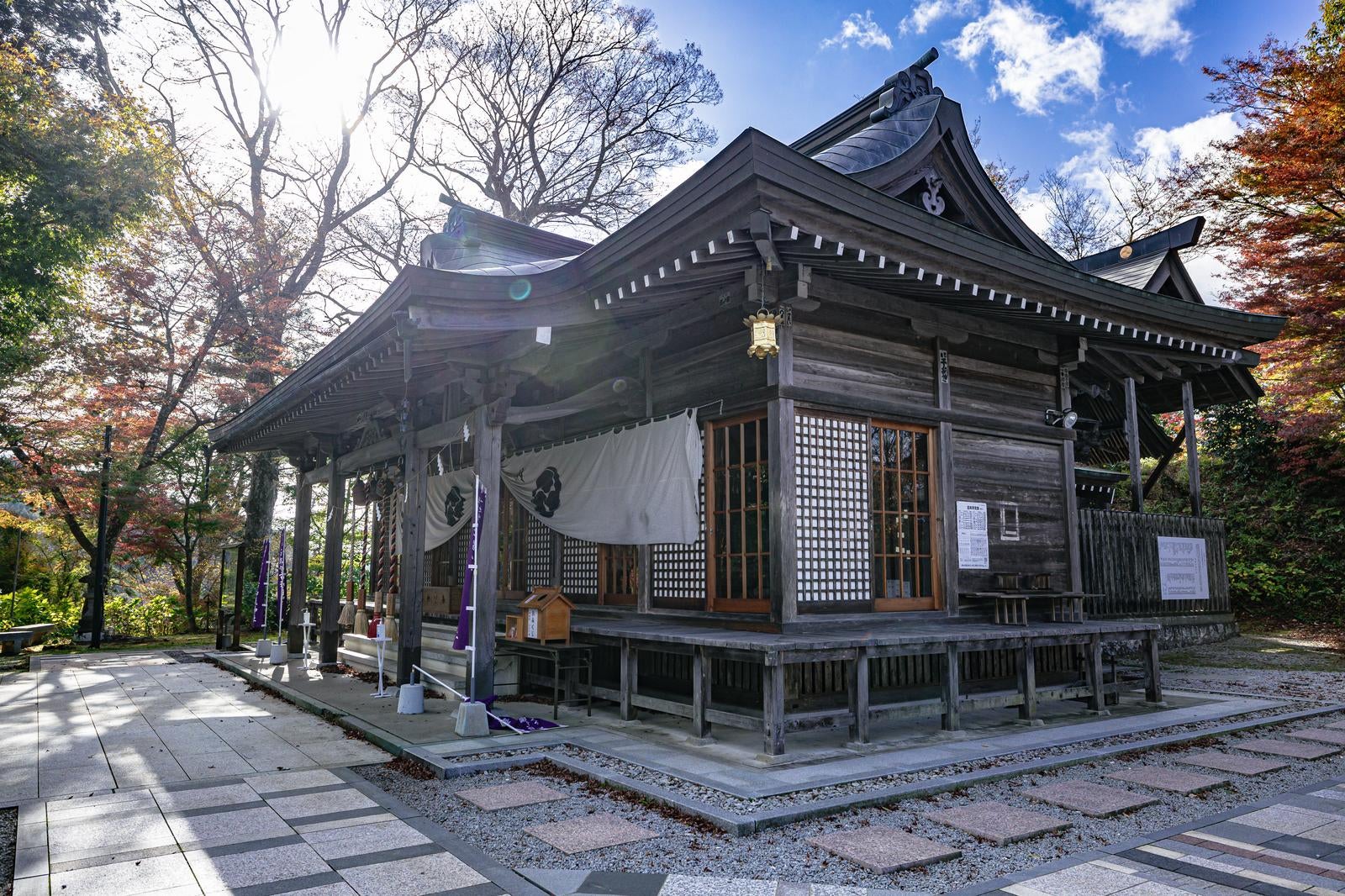 「石都々古和気神社の静かな境内」の写真