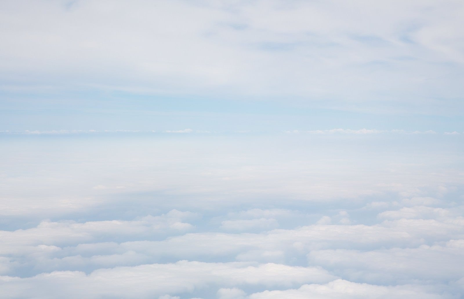 「雲を抜けて上空」の写真