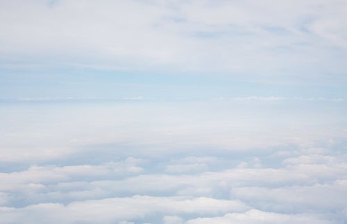 雲を抜けて上空の写真