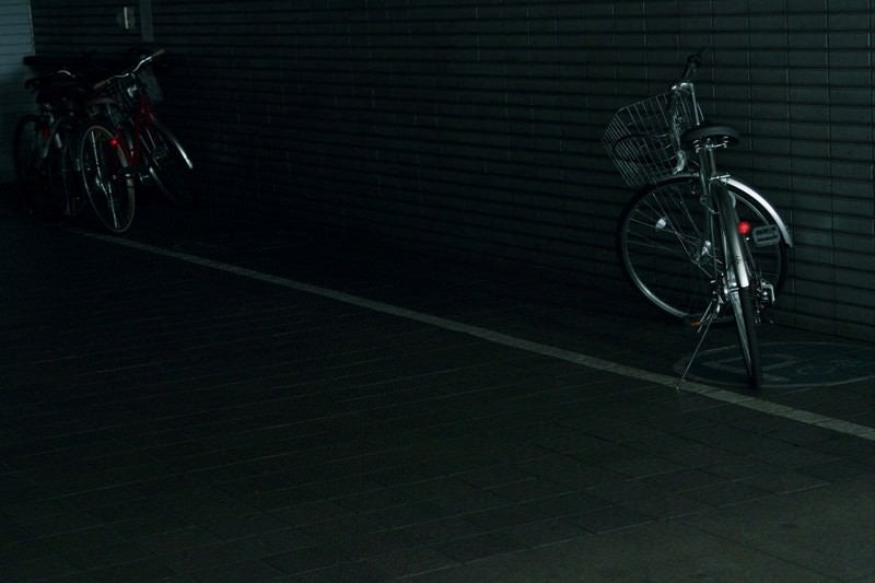 暗い駐輪場の自転車の写真