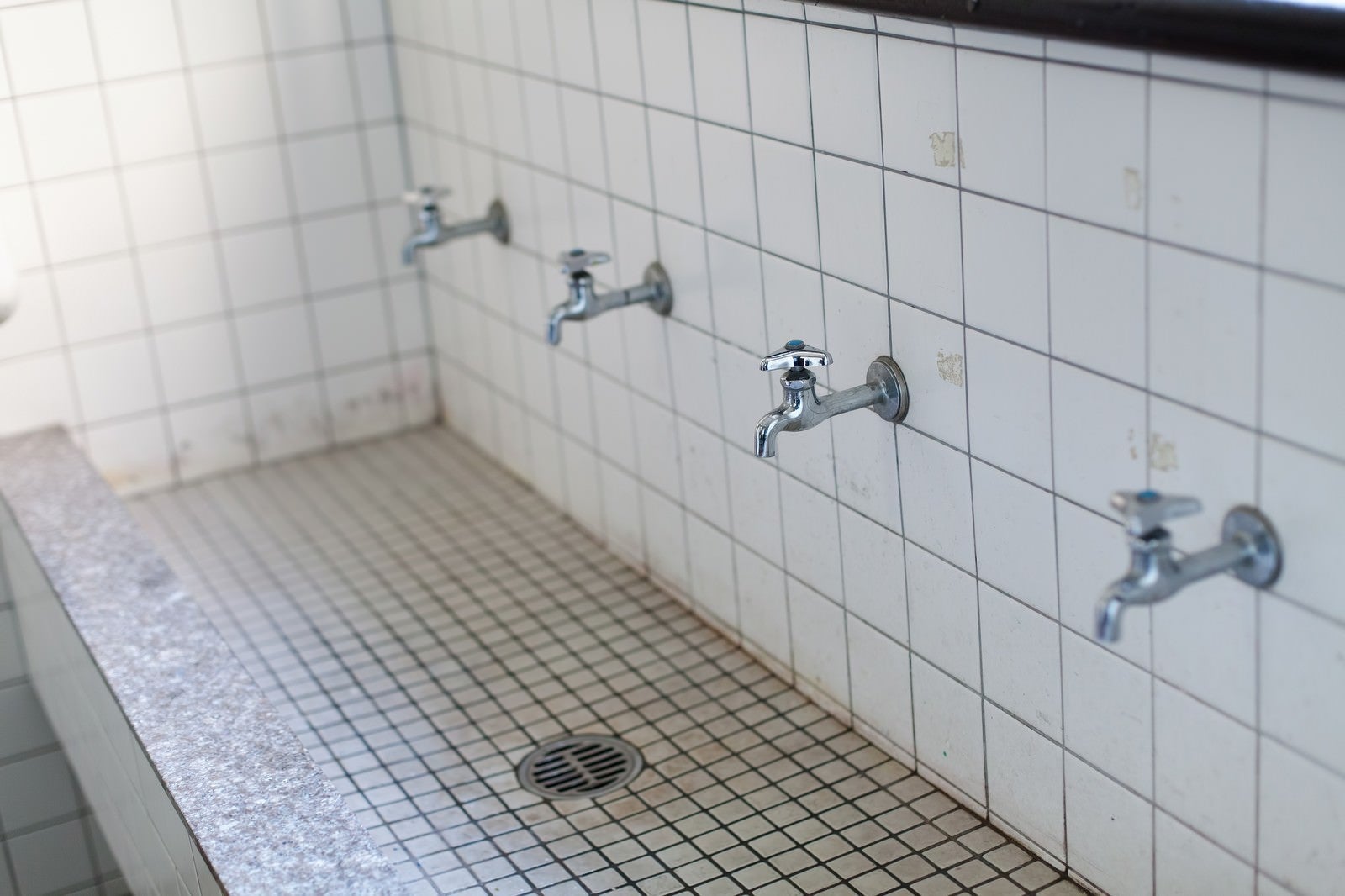 「学校の手洗い場」の写真