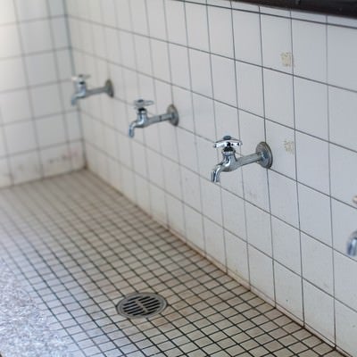 学校の手洗い場の写真