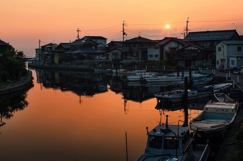 夕日と彦根港の写真