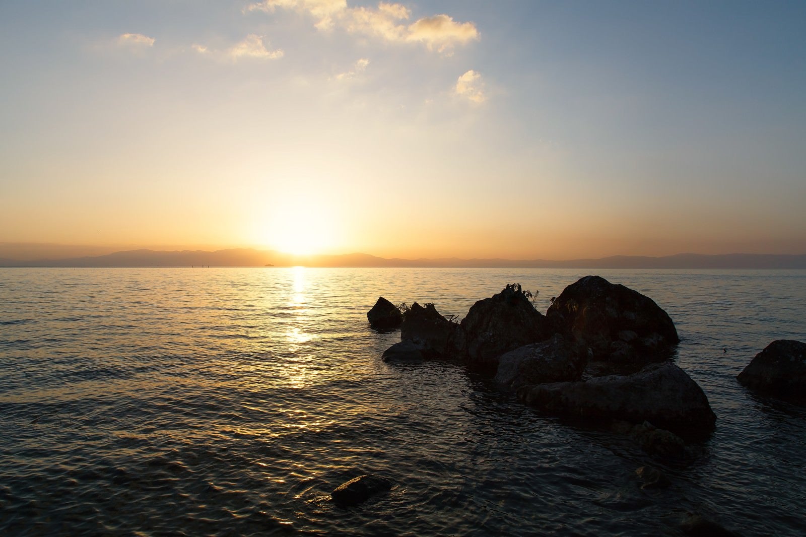 「琵琶湖と夕日」の写真