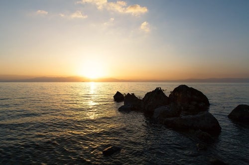 琵琶湖と夕日の写真