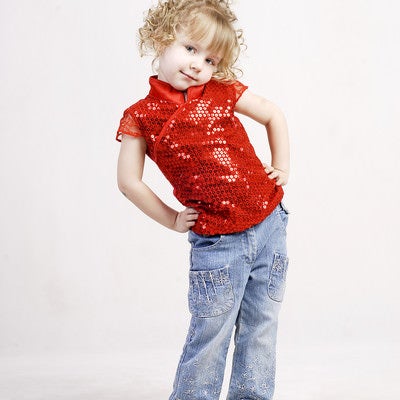 赤いお洋服を着た小さい女の子（ロシア）の写真