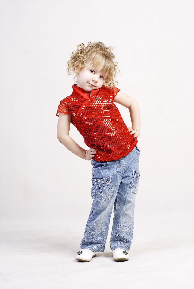 「赤いお洋服を着た小さい女の子（ロシア）」の写真［モデル：モデルファクトリー］