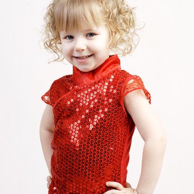 90年代ぽい赤い服を着たブロンドヘアの女の子の写真