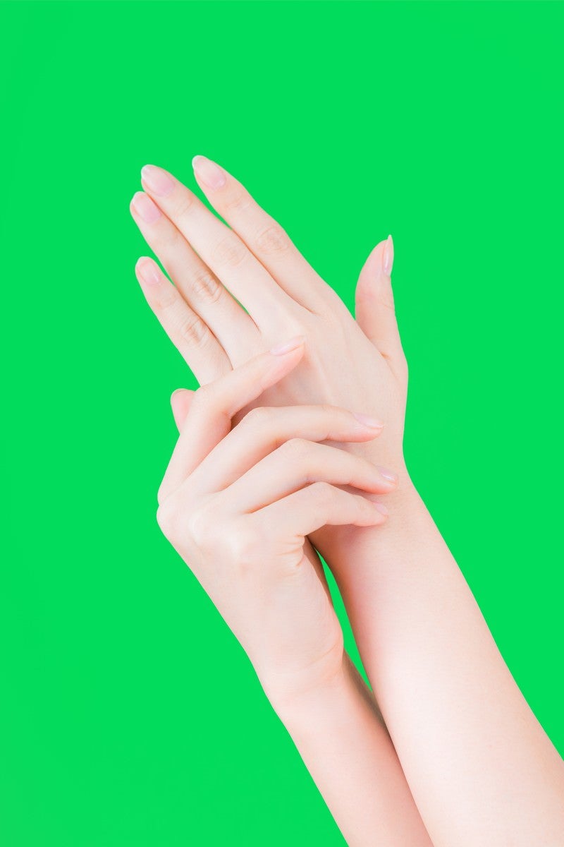 「肌をいたわる美しすぎる手（グリーンバック）」の写真［モデル：MOA］
