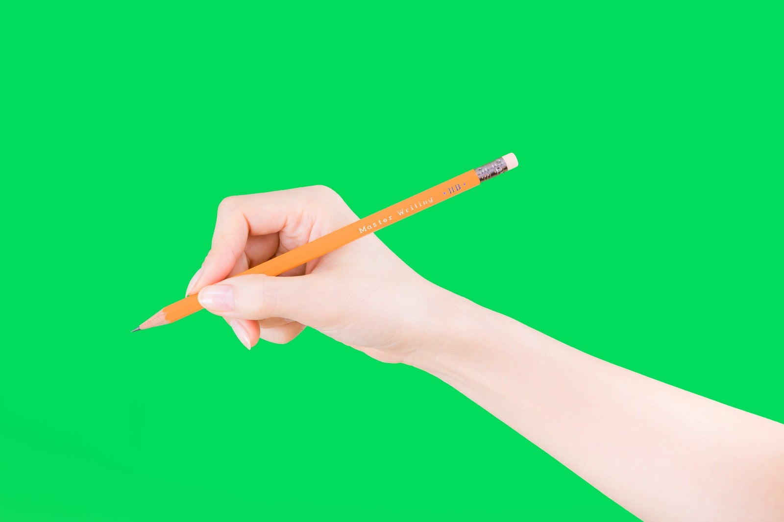 「鉛筆で文字を書く手（グリーンバック）」の写真［モデル：MOA］