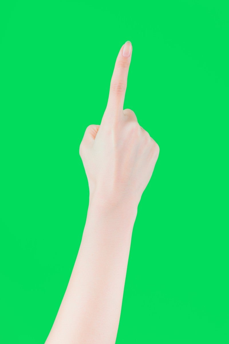 「人差し指でタップする（グリーンバック）」の写真［モデル：MOA］