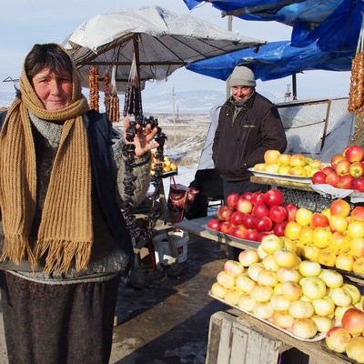 露天で果物を販売するグルジア人の写真