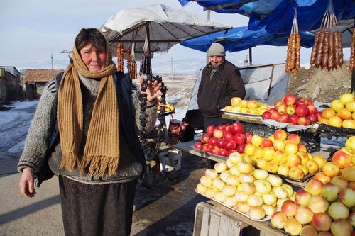 露天で果物を販売するグルジア人の写真