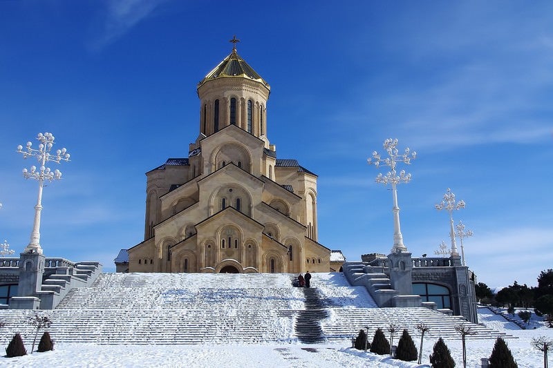 グルジアの教会と雪の写真