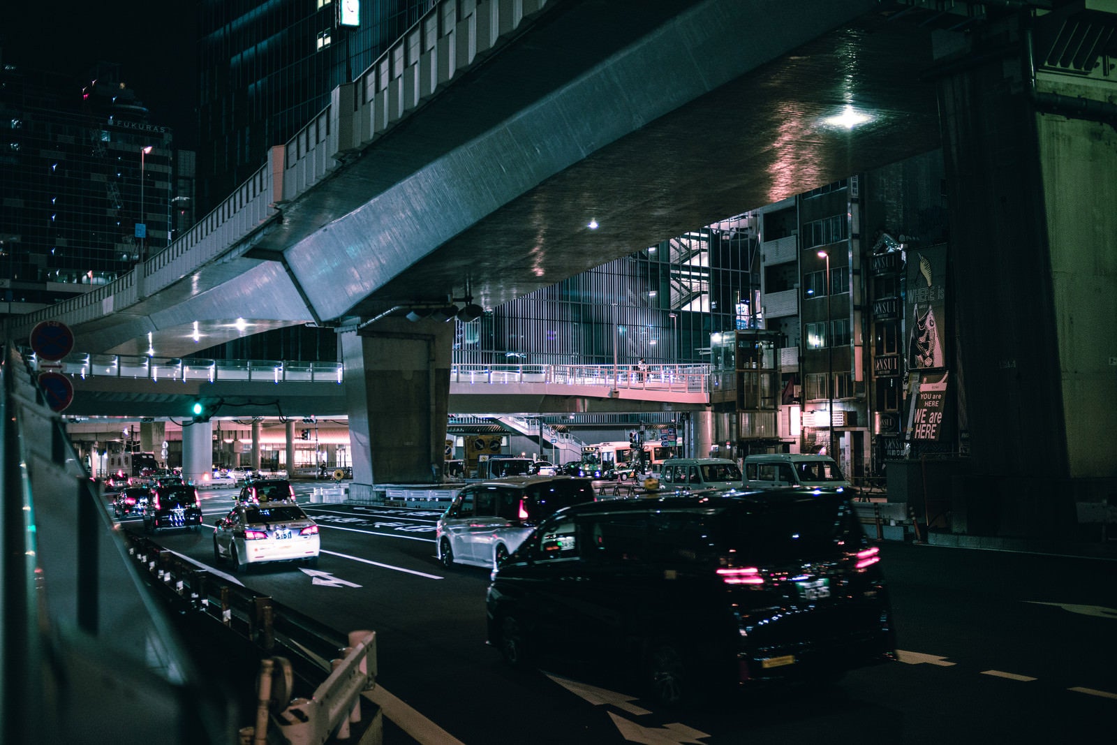 「日が暮れた渋谷東口歩道橋」の写真