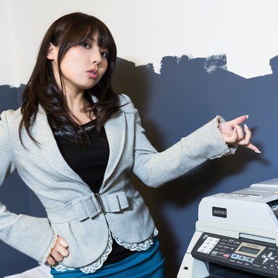 「エンジニアなんだからFAXも直せるでしょ」と上司に言われ困惑する女性の写真