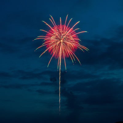 海上から打ち上がる花火の写真