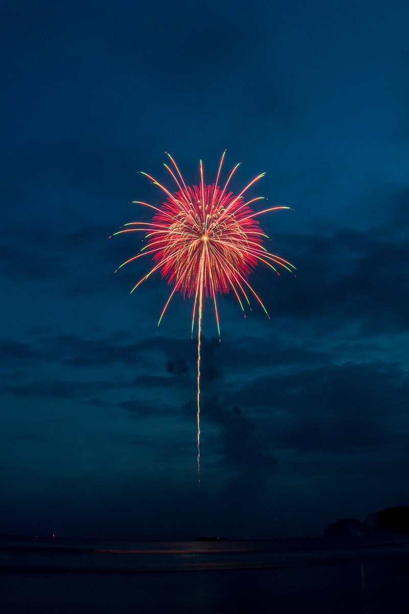 「海上から打ち上がる花火」の写真