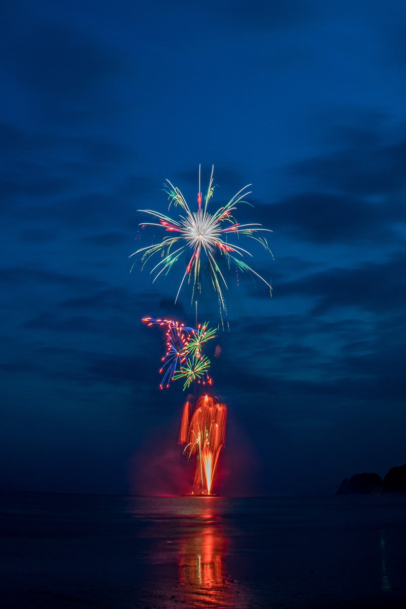 「海上から打ち上がる花火大会」の写真