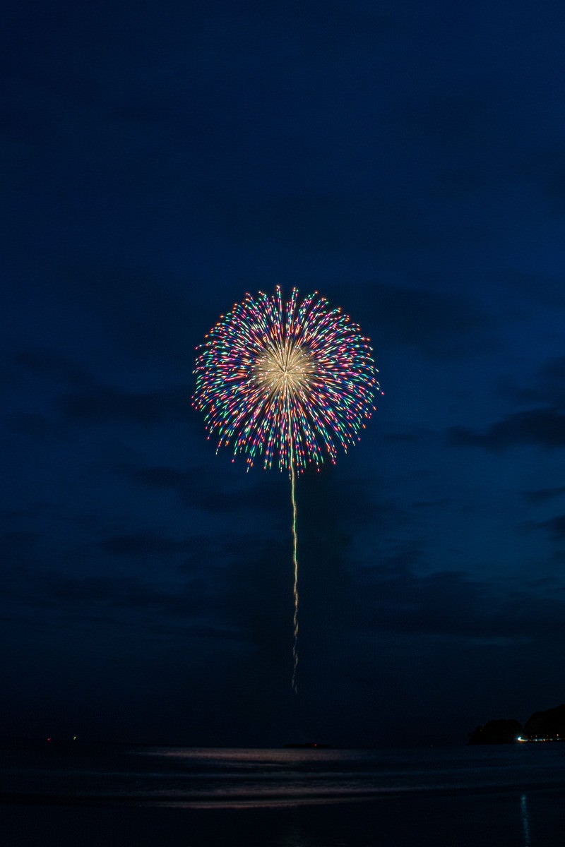 「色合い鮮やかな打上花火」の写真