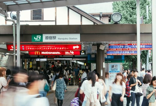 利用者の多いJR原宿駅前の写真