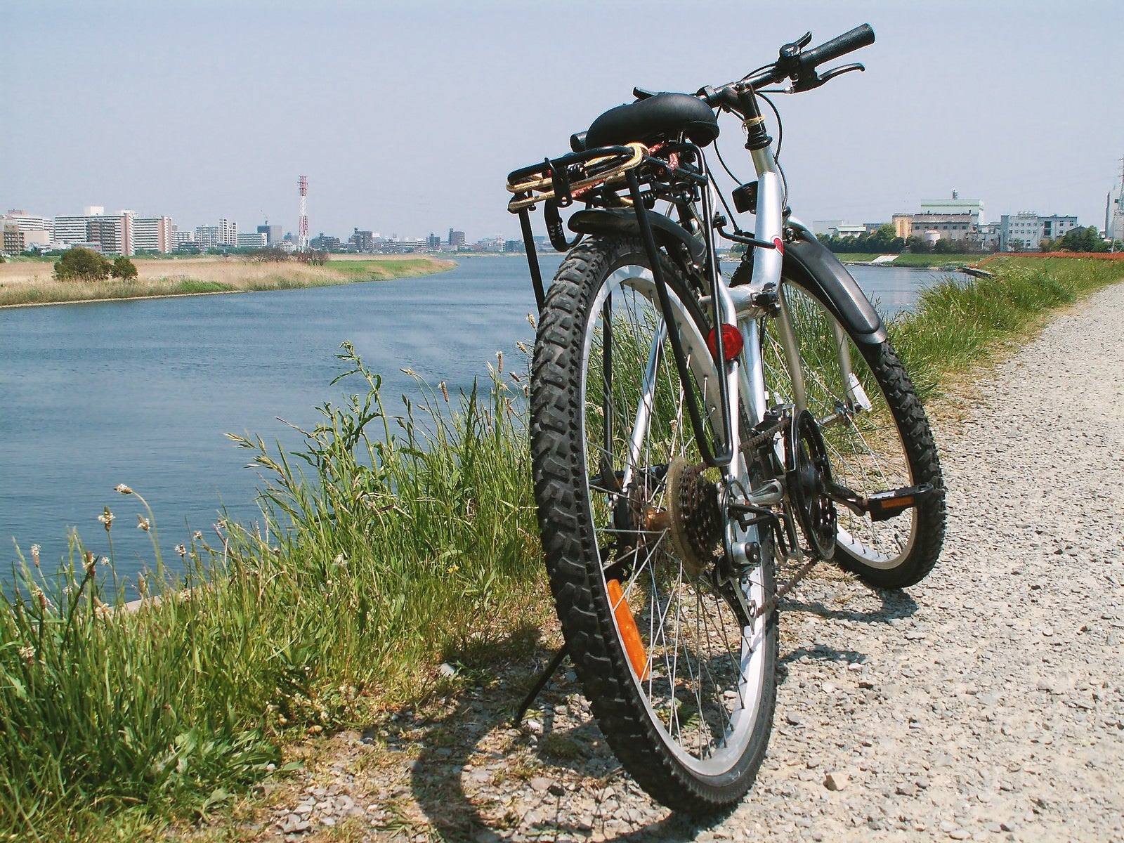 「河川敷の砂利道と自転車」の写真