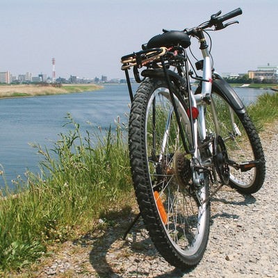河川敷の砂利道と自転車の写真