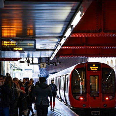 地下鉄ホームを行き交う人々（ロンドン）の写真