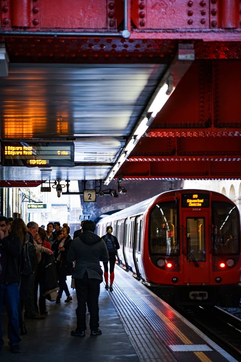 「地下鉄ホームを行き交う人々（ロンドン）」の写真