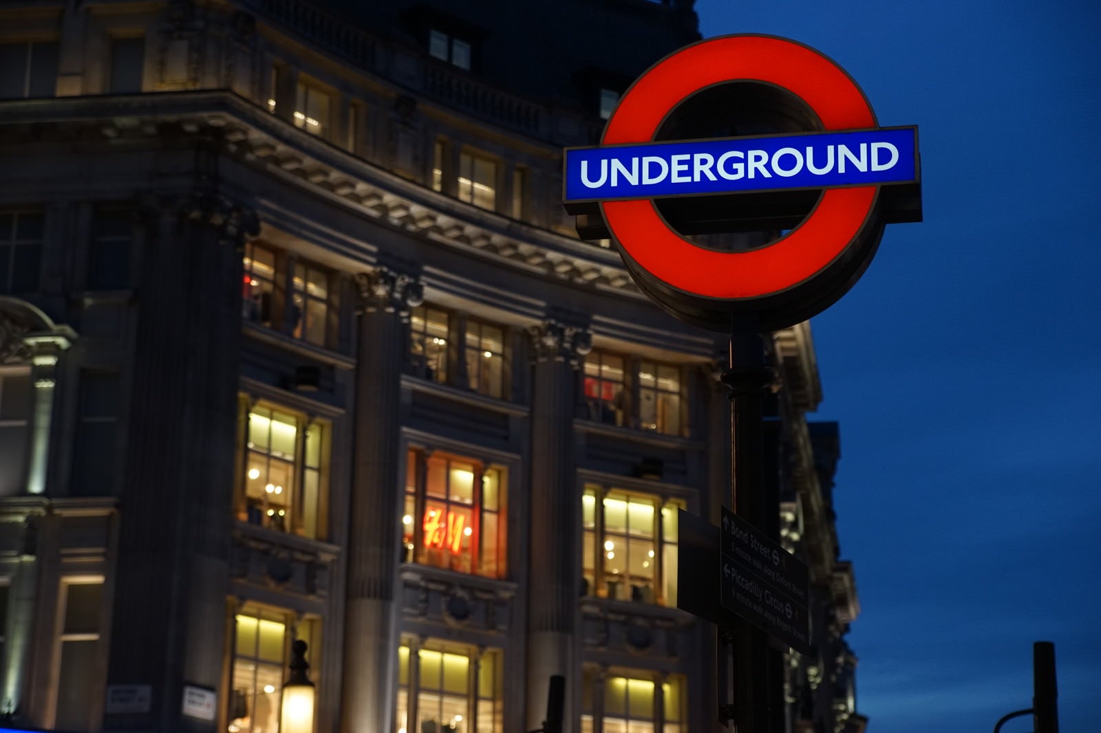 「ロンドンの街並みと地下鉄の入口案内板」の写真
