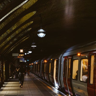 地下鉄のホームと利用客（ロンドン）の写真