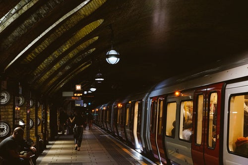 地下鉄のホームと利用客（ロンドン）の写真