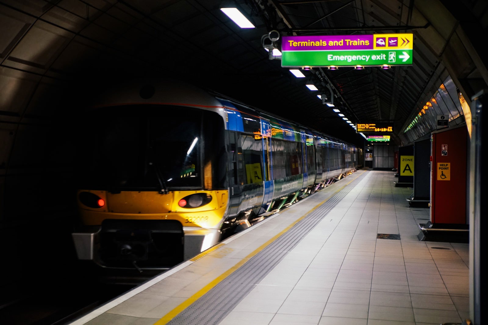 「空港列車と駅のホーム（ロンドン）」の写真