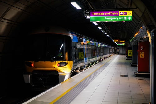 空港列車と駅のホーム（ロンドン）の写真
