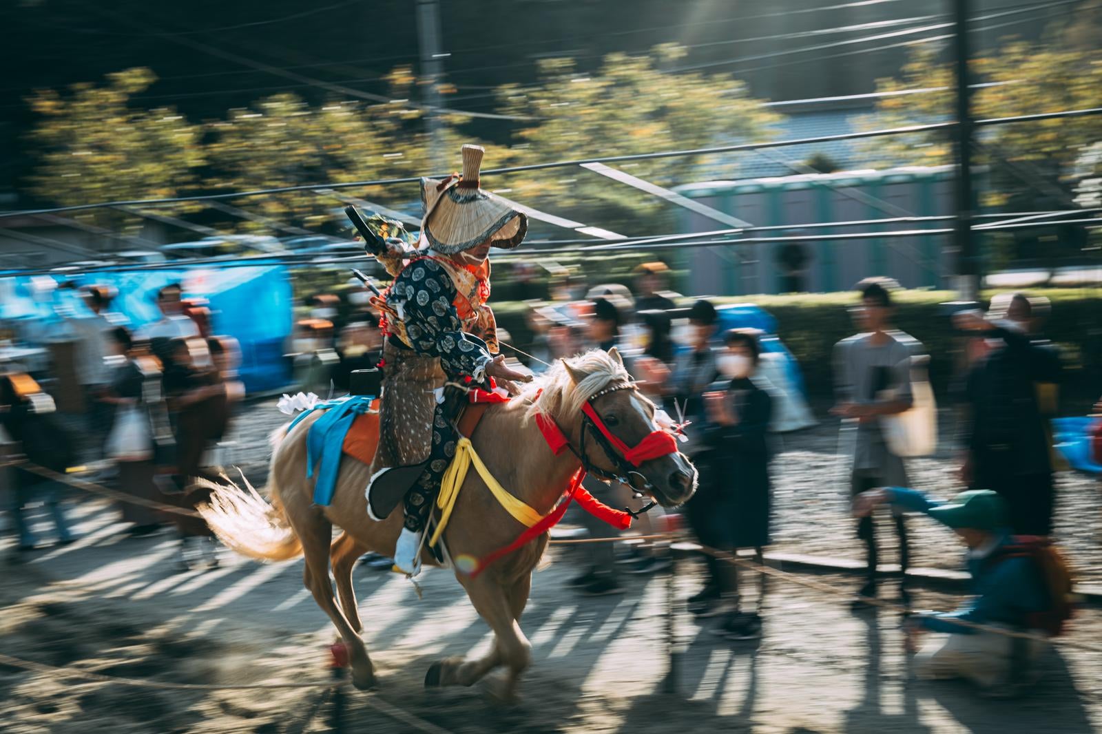 「古殿八幡神社例大祭の騎手と馬が一体となって駆け出す瞬間」の写真
