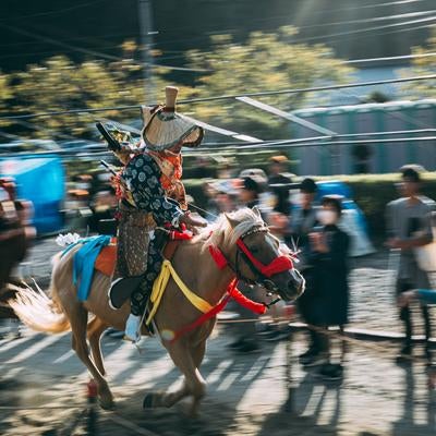 古殿八幡神社例大祭の騎手と馬が一体となって駆け出す瞬間の写真